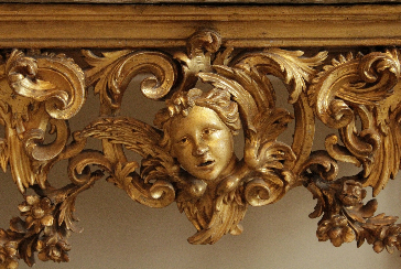 Détails d'une table baroque en bois sculpté doré